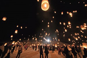 雪国の夜空舞う祈りの灯り スカイランタンに願いを込めて